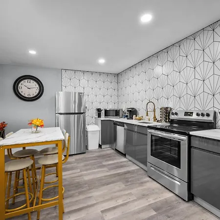 Modern 2Br City Center Getaway With Free Park